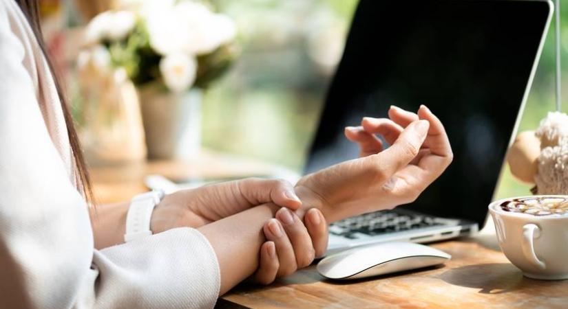 Komoly szindrómát jelez, ezt csinálja a kezed: nem a telefonozás okozza