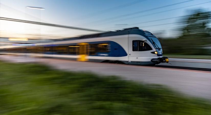 MÁV: Május elsejétől plusz kocsikkal és a balatoni előszezoni menetrend szerint járnak majd a vonatok