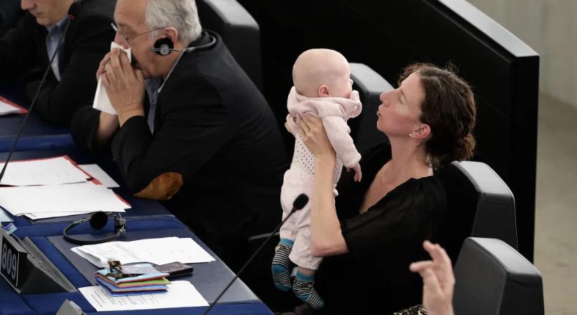 Meghatalmazottal is szavazhassanak a babát váró vagy nemrég szült EP-képviselők, hagyta jóvá a testület