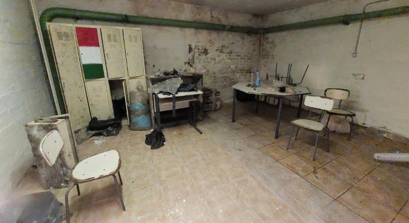 Penész szaga és por mindenütt: elfeledett magyar bunker ajtaját nyitották fel, kincseket találtak benne – galéria