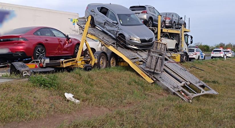 Sokkoló jelenetek az M5-ösön: öt autó ronccsá tört a brutális ütközésben  fotók, videó