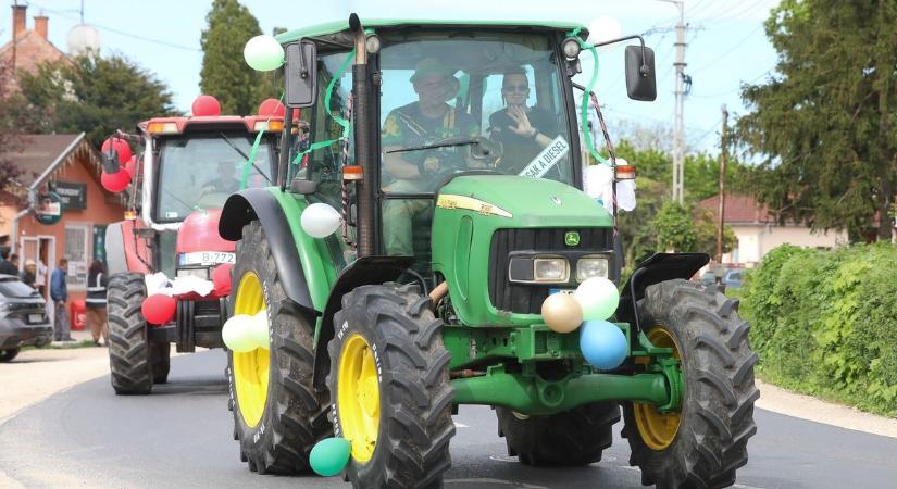 Traktoros menettel búcsúztak a várostól a vasi technikum végzősei - fotók