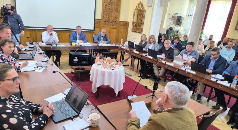 Tata szívétől a gyorshajtókig: közmeghallgatáson egyeztettek a vizek városáról