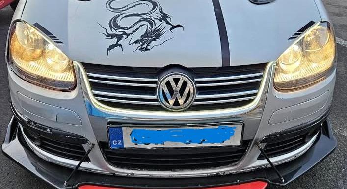 Kicsit rohad ez az eladó VW Golf, de sebaj, a tuningmatricák összetartják