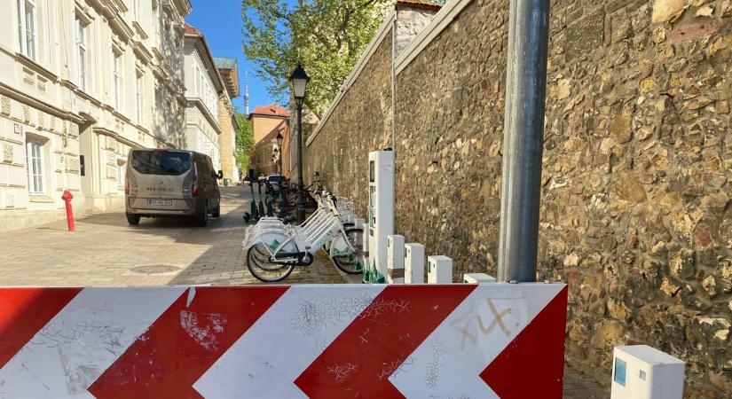 Olcsóbb mint a roller és a taxi, jobb mint a busz, mégis pusztul ez is Pécsen