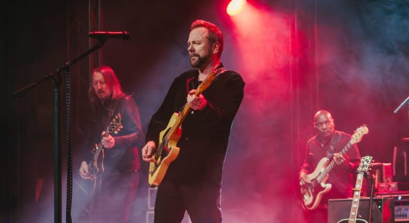 Budapestről jelentkezett be Kiefer Sutherland, meglepte, hogy Buda és Pest régen külön volt