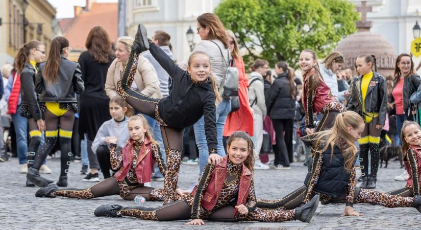 Tátva maradt a szánk: mindenki táncolt Fehérvár belvárosában (galéria, videó)