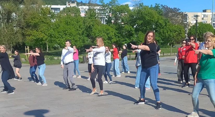 Meghódította Tatabányát a Tánc világnapja: videón, ahogy egy emberként mozgott a város