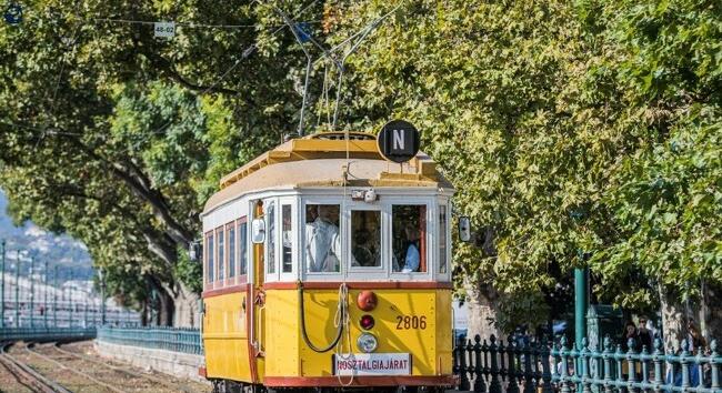Nosztalgiajáratok Budapesten - Nosztalgiavillamossal és kabrió Ikaruszokkal is utazhatunk a nyáron