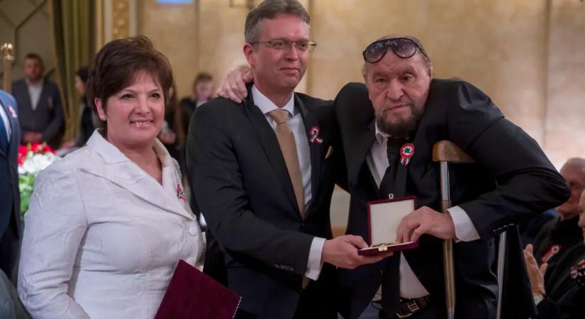 150 millió forintból a csillárról is lézerezni lehetne egy arénában – kiakadtak a zeneiparban a fideszes előadóknak kiosztott pénzekre