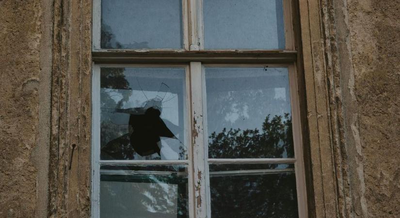 Megszólalt a 71 éves férfi, aki belőtt a solymári óvoda ablakán