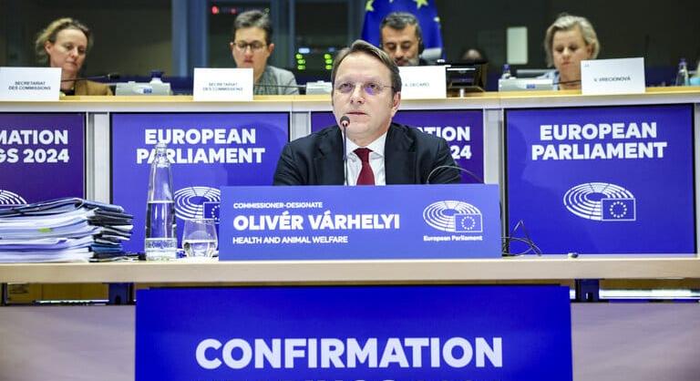Határozatban kritizálta Várhelyi Olivér uniós biztosi tevékenységét az Európai Parlament