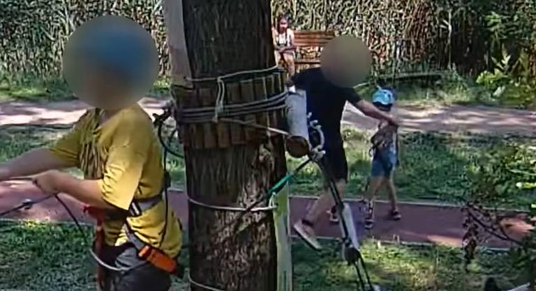 „Lábsöpréses technikával” magyarázta a karateedző a hétéves fiú földrevitelét a kalandparkban