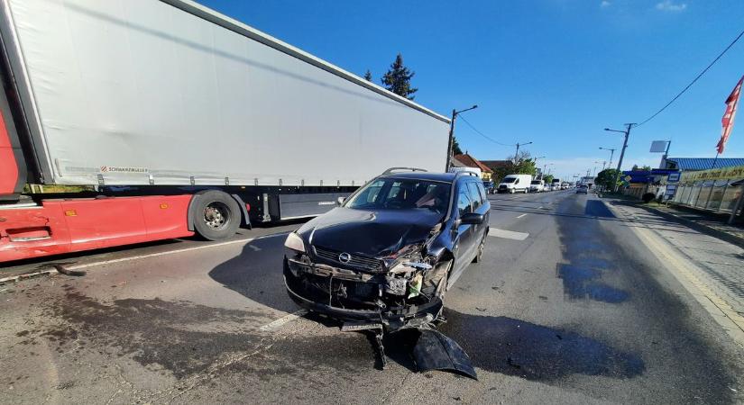 Figyelmetlen kanyarodás okozott súlyos balesetet a 4-es főúton (fotókkal)