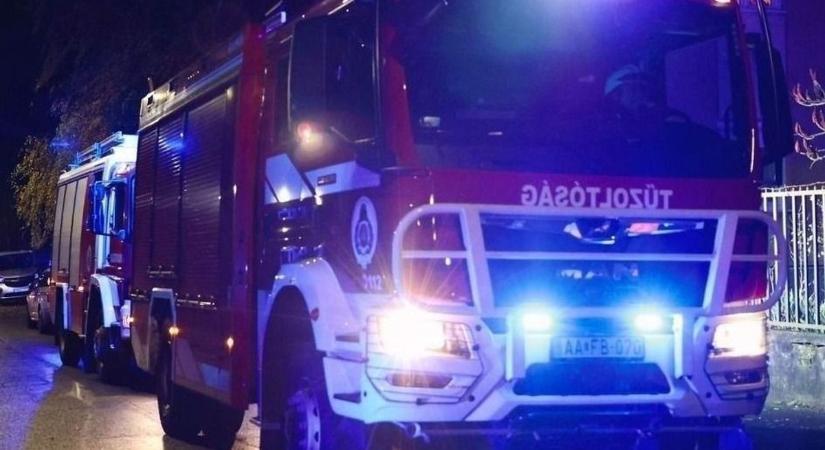 Ismét pusztított a tűz Hajdú-Biharban, épület teteje lángolt a városban