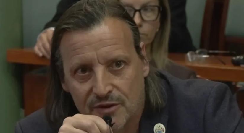 Majdnem elsírta magát a jászberényi önkormányzat fideszes képviselője, amikor arról beszélt, megalázó, hogy Pócs János megint a parlamentben ülhet