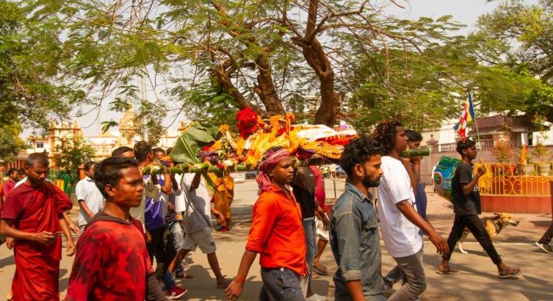 Morbid bizonyíték: húga holtestét vitte a bankba igazolásként