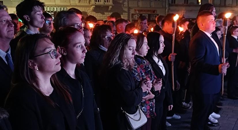 Lampionos ballagáson búcsúztak a végzősök Csornán - fotók, videó