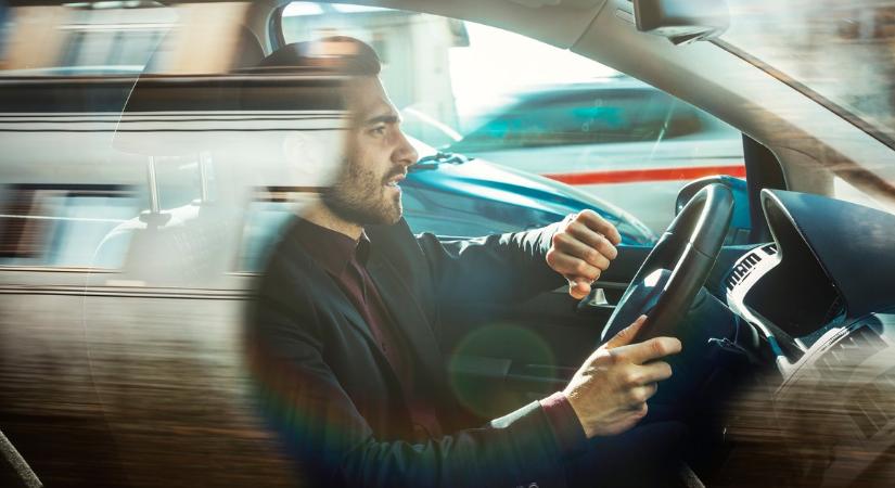 Új KRESZ-táblát vezetnek be Magyarországon: nagy hátrányba kerülnek bizonyos sofőrök