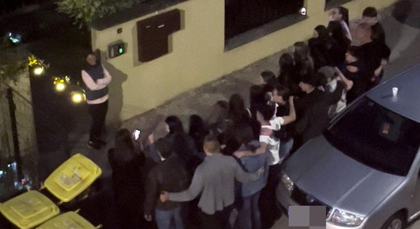 Pamkutya slágerét adták elő a szerenádozók Ménfőcsanakon - olvasói videó