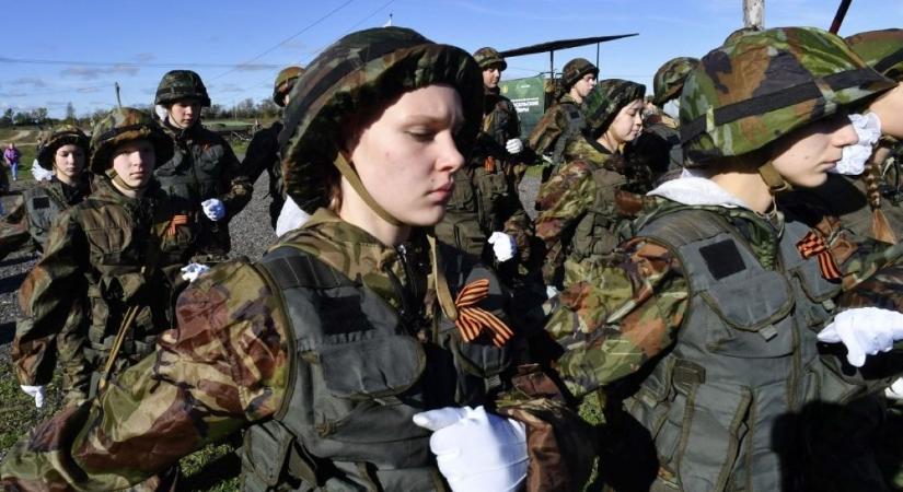Ez felér egy beismeréssel: egyre többen követelik Ukrajnában a kamaszok katonai kiképzését