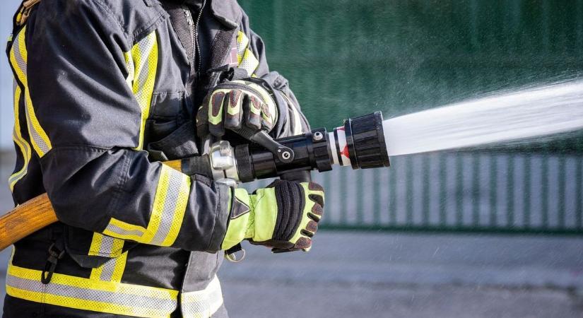 Kigyulladt egy ingatlan Baracson, több egység oltja a lángokat – Frissítve