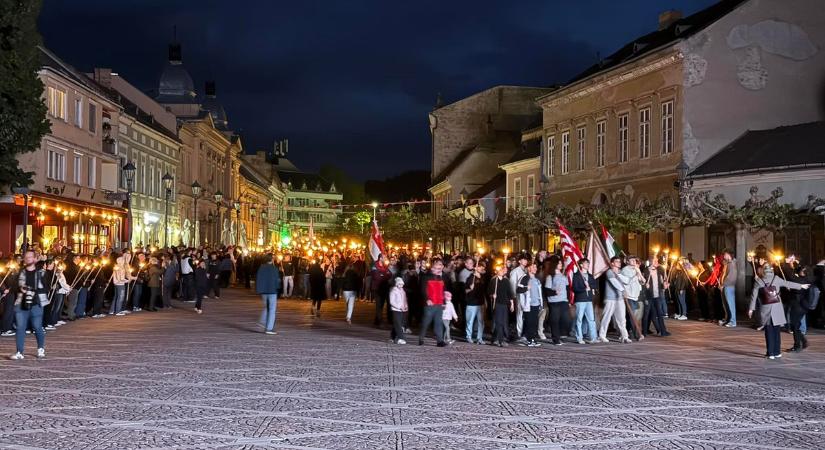 Fáklyafényben búcsúzott több száz diák Esztergom főterén, Lotfi Begit kapták ajándékba