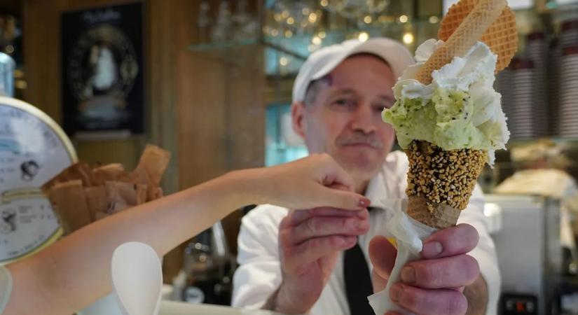 Fagyizni ültek be, a mosogatást is ki kellett fizetniük