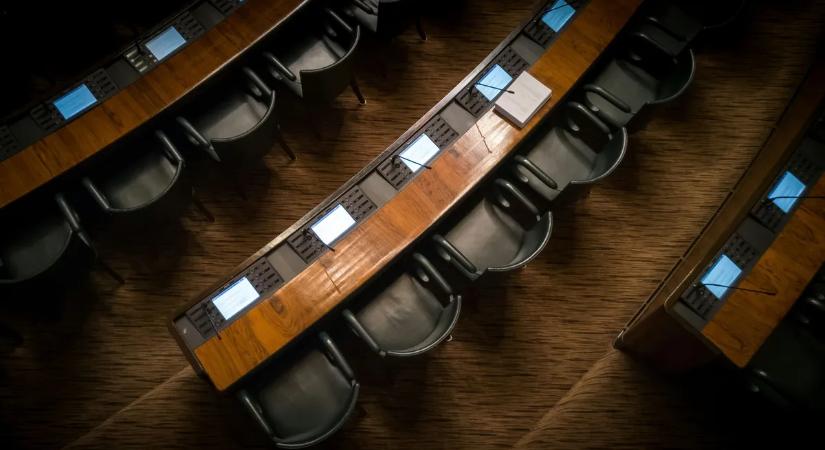 Szellemvadászok szállták meg a parlamentet: Különleges gépekkel keresik a folyosókon bolyongó lelkeket