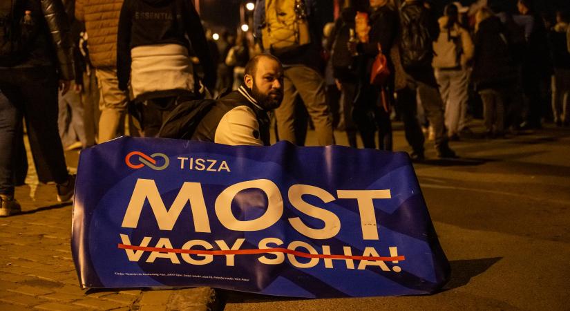 Brüsszel célkeresztjében Orbán és Magyar közös csodafegyvere – miközben az EU napi 500 milliót veszít