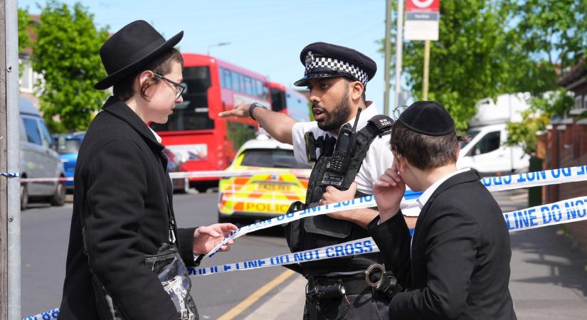 Késsel rontott egy férfi a járókelőkre London zsidó negyedében – Videón, ahogy a rendőrség őrizetbe veszi az ámokfutót