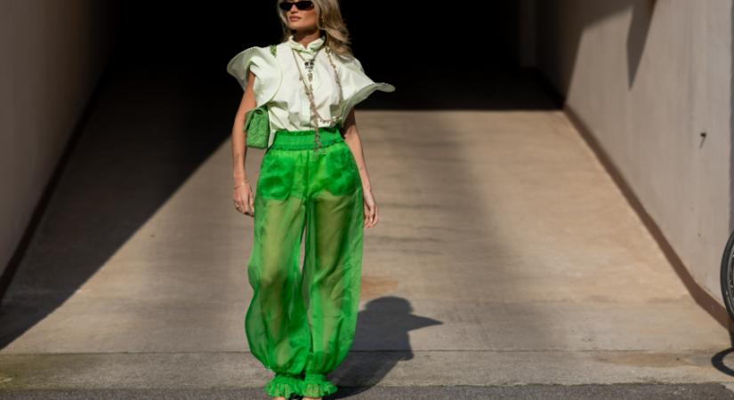 Ez a bizarr nadrágtrend ütheti ki a farmert idén – régen alsóneműként viselték