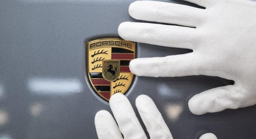 A Porschéra menekült a futár a kutyák elől – nem kell megtérítenie a több ezer eurós kárt