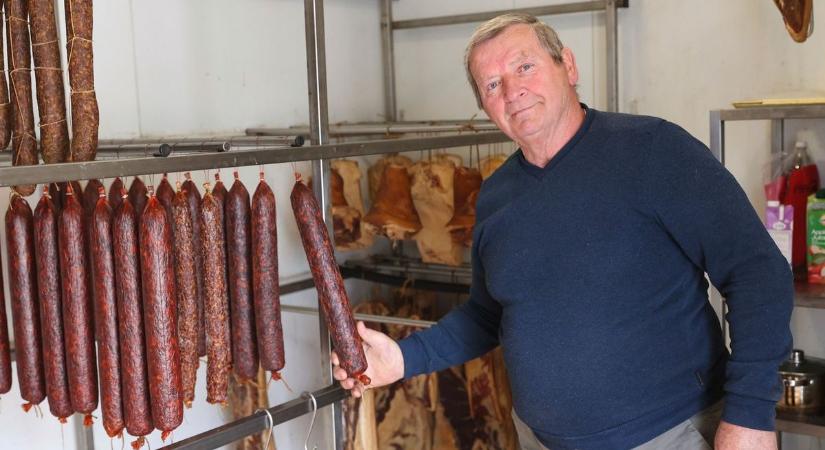 Vágott már bivalyt és struccot is a 70 éves főböllér, de arra a legbüszkébb, hogy az összes ujja megvan