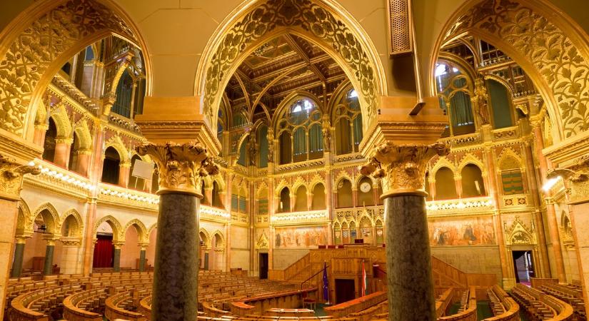 Hivatalos az új fizetési lista: Ennyit visznek haza májustól bizonyos tisztségviselők