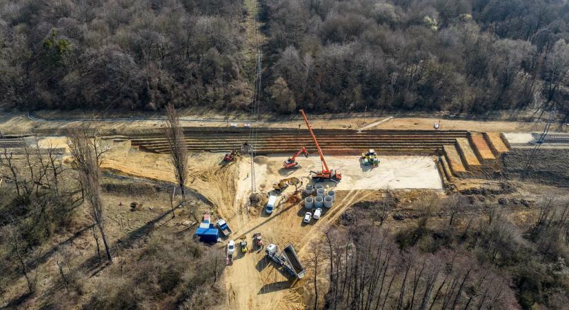 Már épül a töltés, hamarosan újra járnak a vonatok az újraéledő dunántúli vasútvonalon