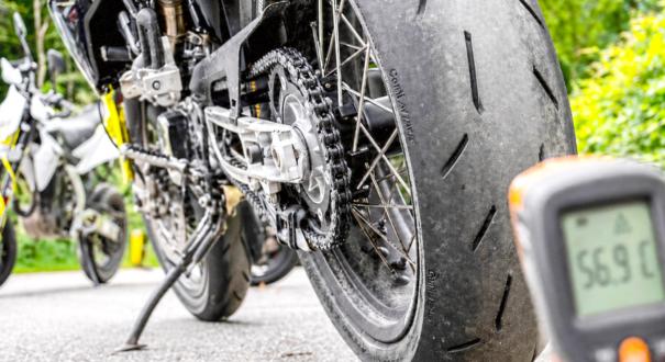 Tényleg felesleges a gumimelegítés, ha közúton motorozol?