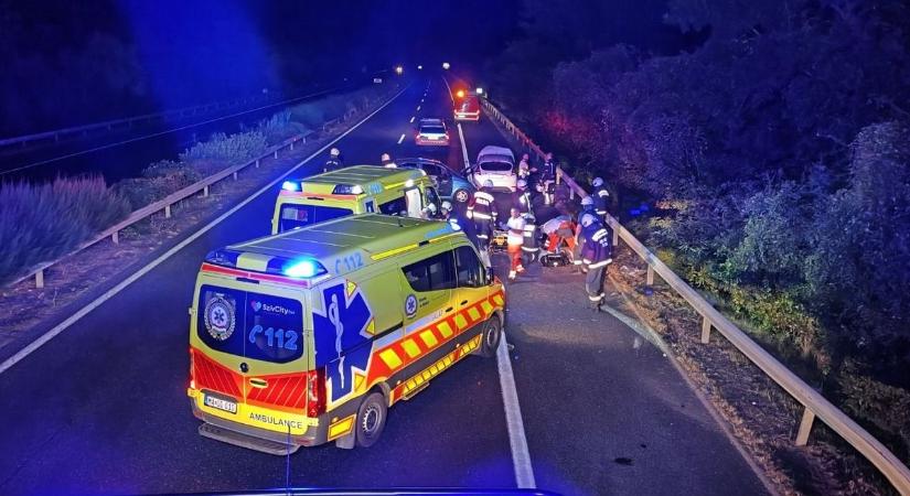 Sokkoló: Kirepült a sofőr az autóból a brutális székesfehérvári balesetben