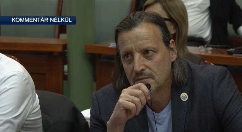 Egy jászberényi fideszes képviselő a könnyeivel küszködve beszélt arról, mennyire megalázónak tartja, hogy Pócs János beülhet a parlamentbe