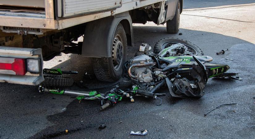 Brutális baleset: motor és teherautó ütközött Dombóváron – a motoros életét vesztette