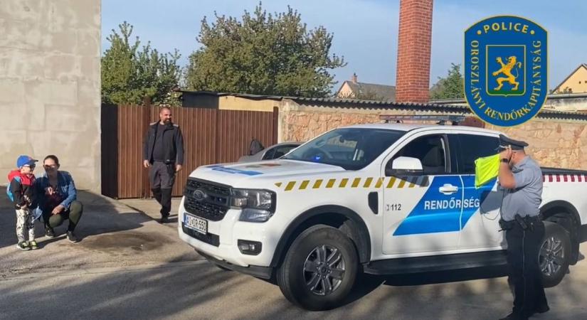 Egy álom vált valóra: rendőrök lepték meg a születésnapos kisfiút, videón a különleges reggel