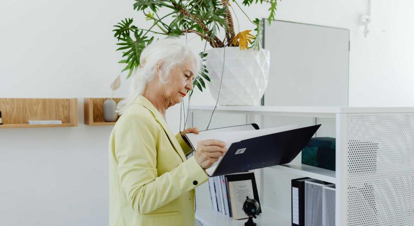 Rendkívüli kormányülésen tiltják be az állami nyugdíj és fizetés halmozását