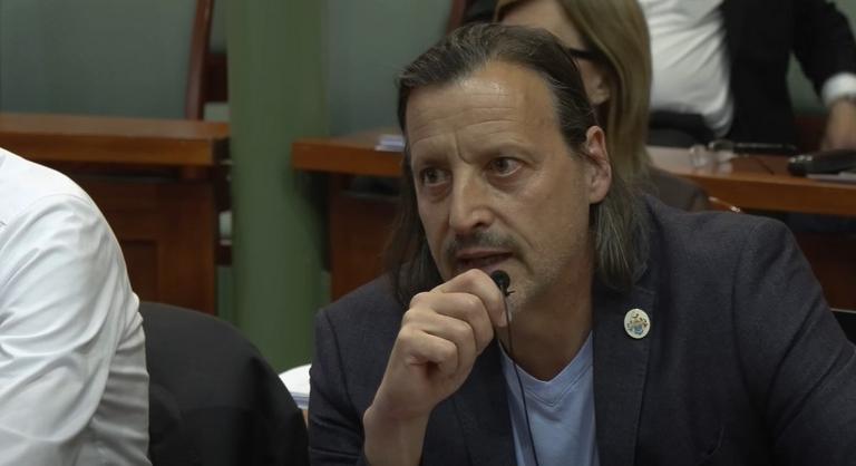 Fideszes képviselő fordult szembe Pócs Jánossal Jászberényben, könnyeivel küszködve hagyta el a termet