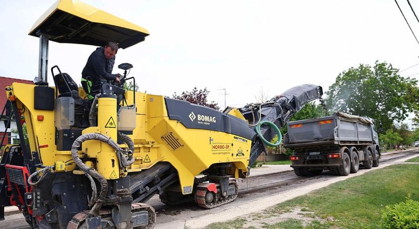 Vége a „háborús állaptoknak”: Szeged egyik legkátyúsabb utcáját aszfaltozzák újra