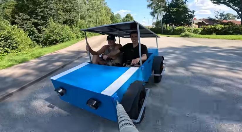 Biciklikből épített napelemes „autót” egy férfi, 48 km/h-val megy – videó