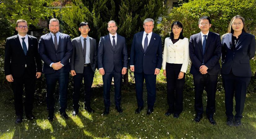 A Tisza Párt politikusai a CATL debreceni akkugyárának képviselőivel tárgyaltak