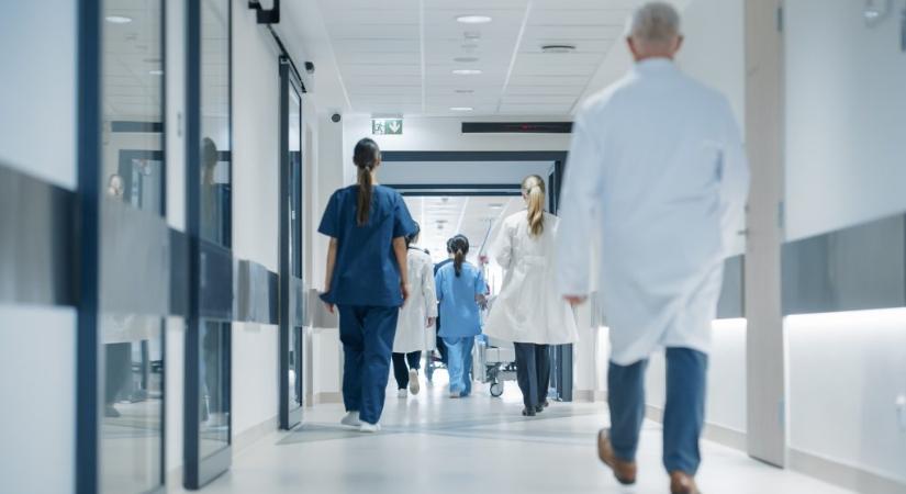 Háziorvoshoz küldték a hányásra és erős hasfájásra panaszkodó beteget a sürgősségiről, másnapra meghalt