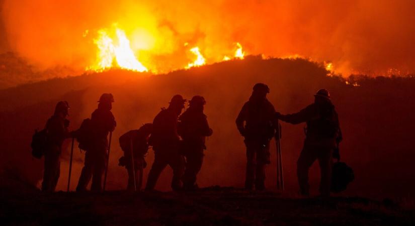 Sürgős közleményt adott ki hajnalban a Katasztrófavédelem – több mint 14 órája zajlik az oltás