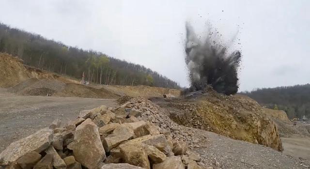 Így dolgoznak a komlói kőbányában – Videó