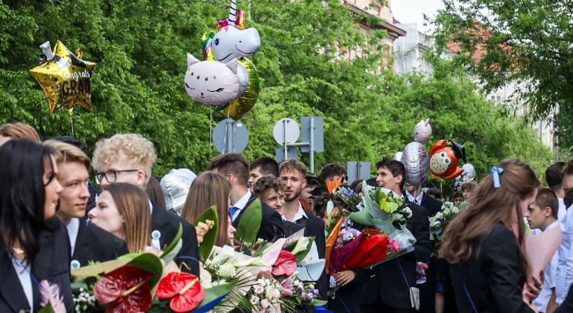 Nem szólt a csengő, nem volt személyes búcsú – ilyen volt a pandémiás ballagás